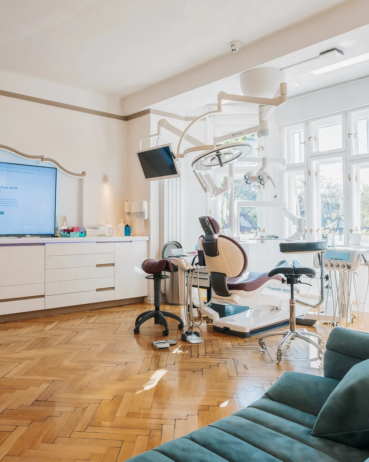 D'Institute treatment room with a large screen for X-rays and a dental chair