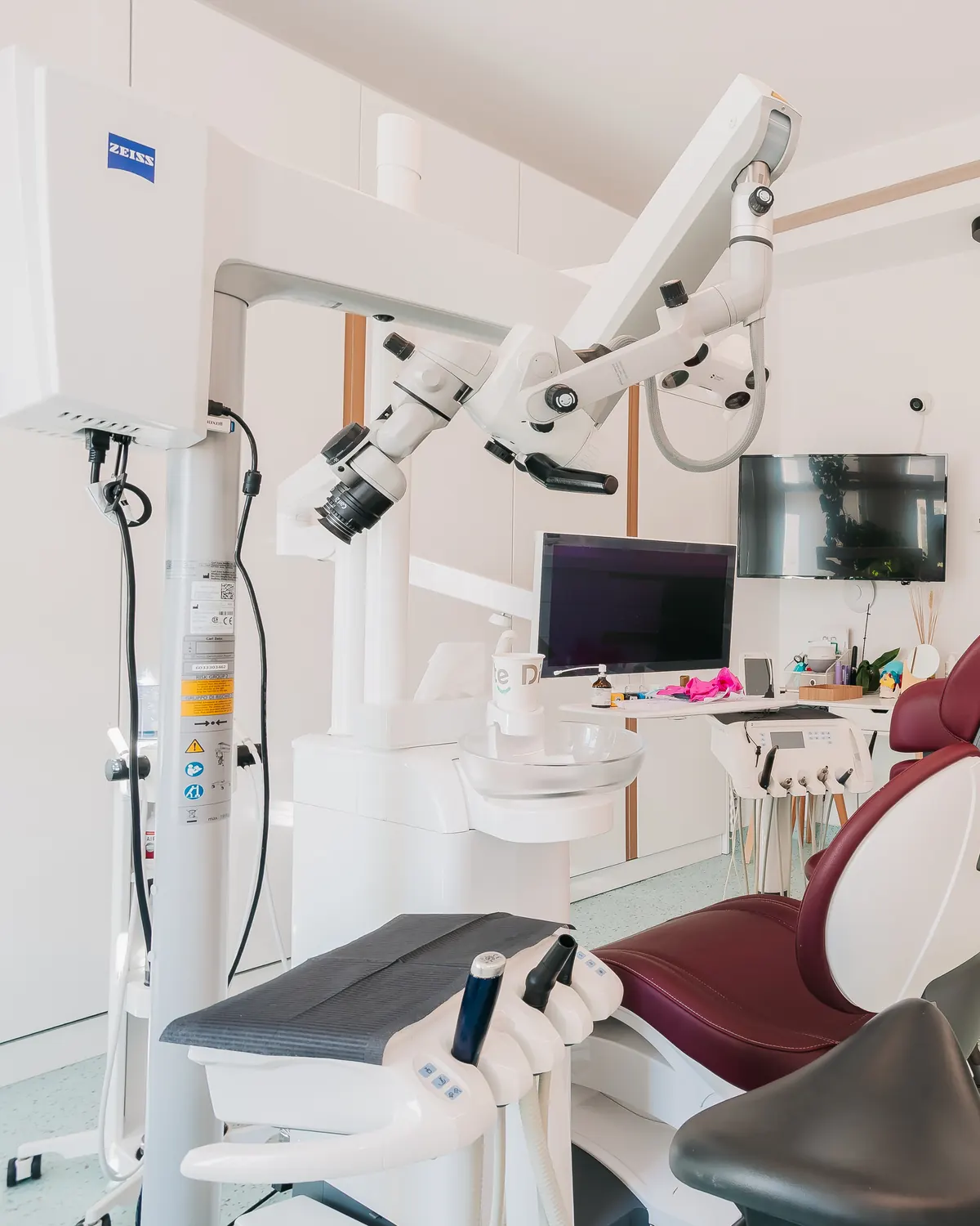 The Zeiss dental microscope at the D'Institute clinic