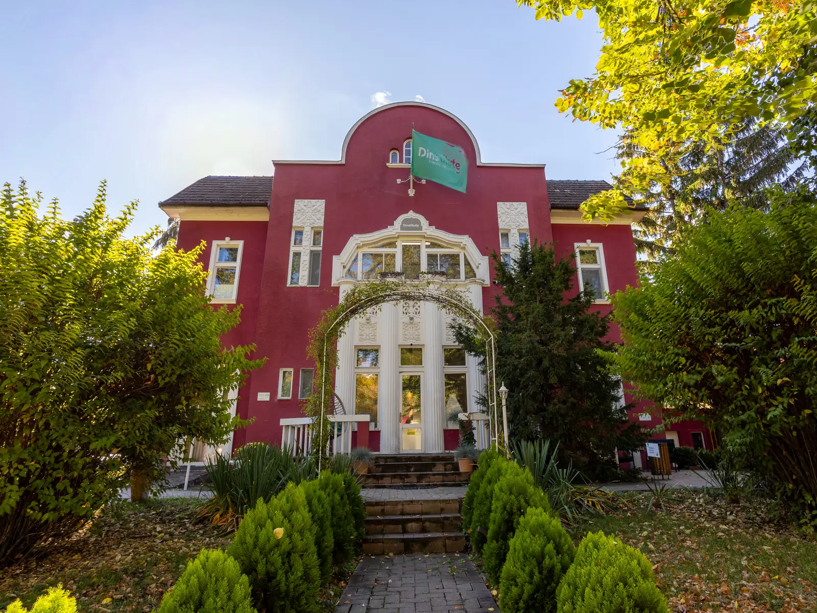 Clădirea D'Institute de pe Str. General Eremia Grigorescu, cu aleea și arcada de verdeață de la intrare