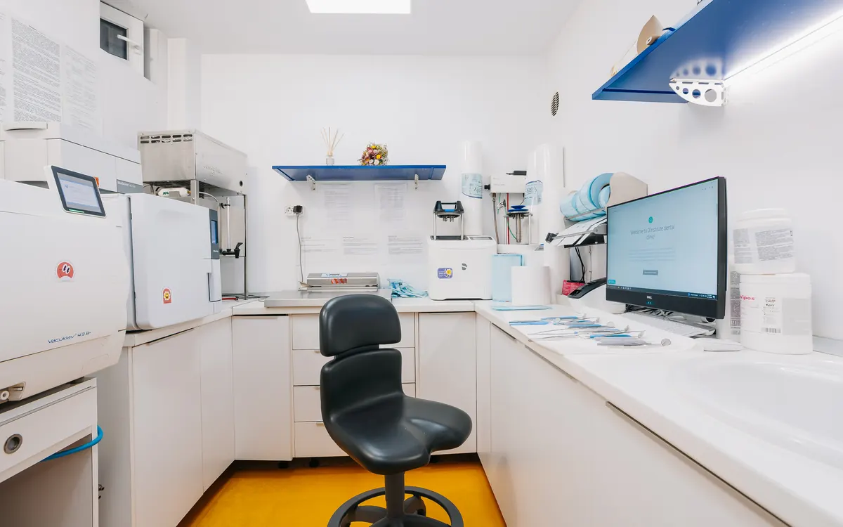 Sala de sterilizare D'Institute, cu aparatele de sterilizare și blatul de lucru