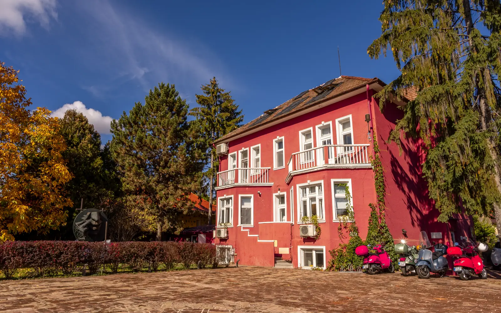 Clădirea roșie a clinicii D'Institute din cartierul Grigorescu, Cluj-Napoca